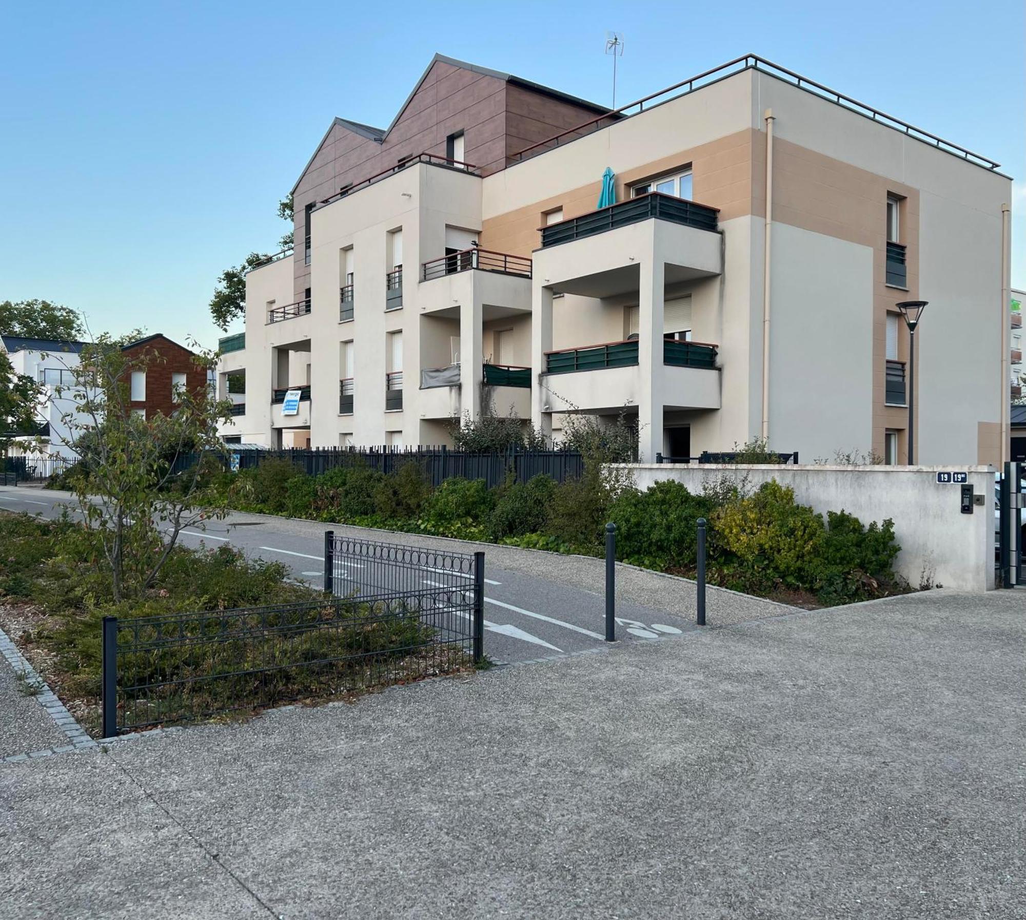 Appartement Rez De Chaussee Avec Parking Prive Orléans Exteriör bild
